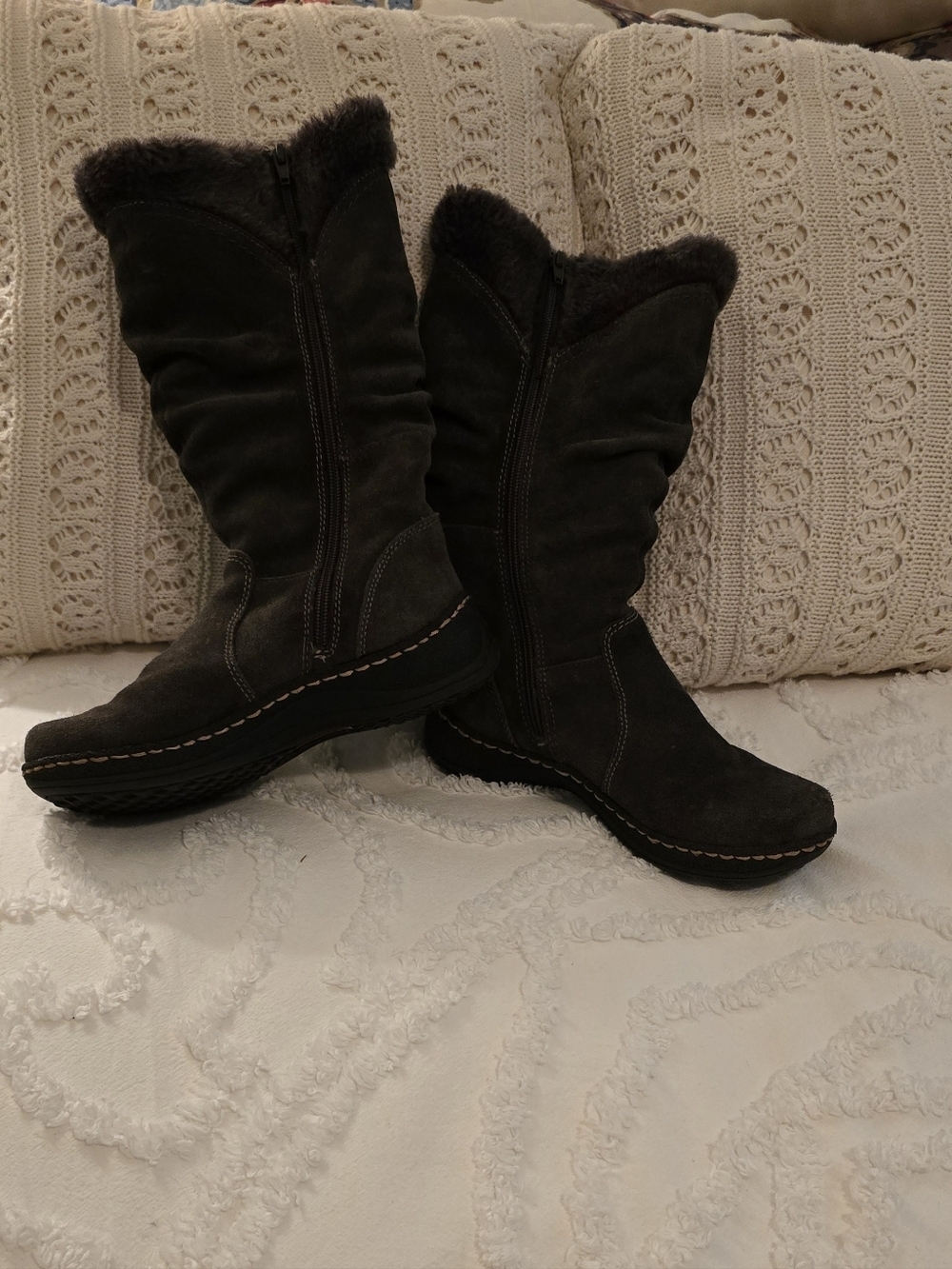 Baretraps Women’s Dark Gray Brown Suede Faux Fur-Lined Boots, Size 6